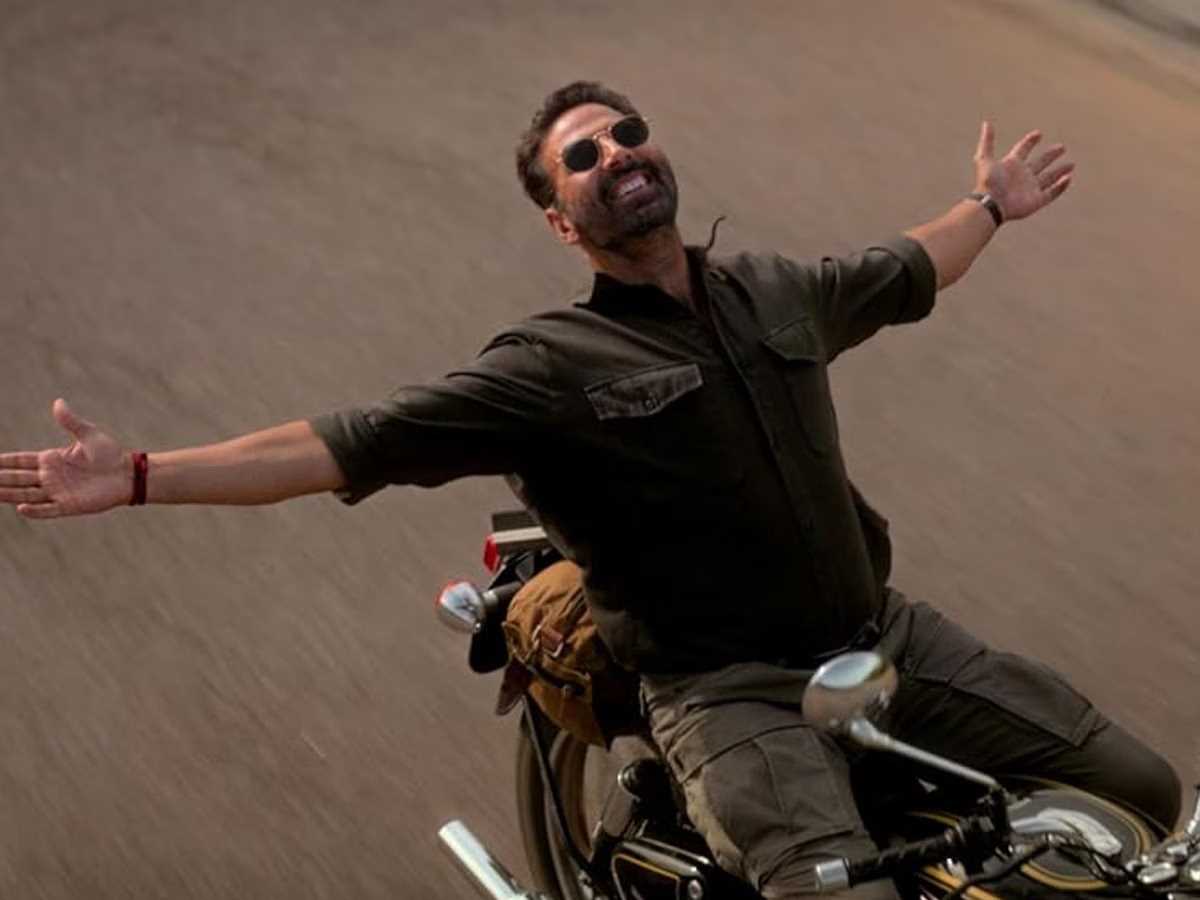 अक्षय कुमार ने सरफिरा का पहला पोस्टर किया रिलीज, रफ लुक में आए नजर